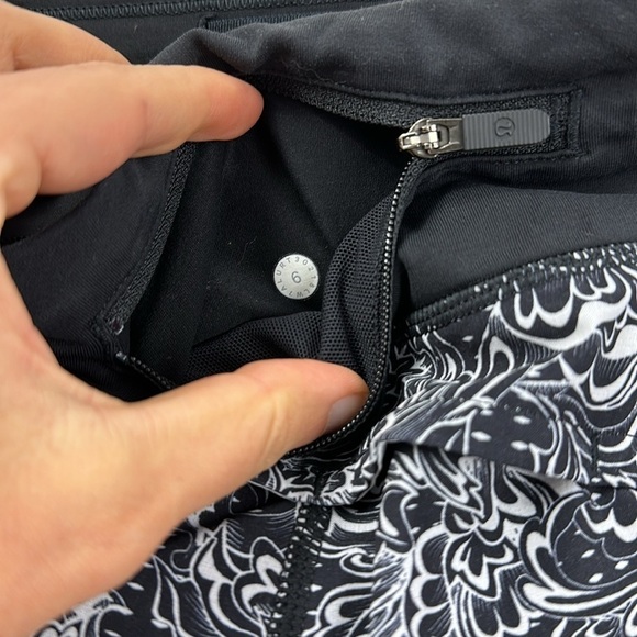 Lululemon Speed Up Short *2.5" Infinity Speed Up Short Alpine White Black - Picture 5 of 5